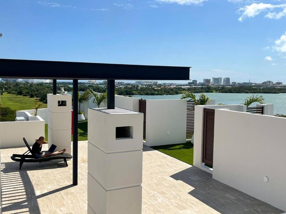 Beautiful Loft With Unique Rooftop & Location! Apartamento